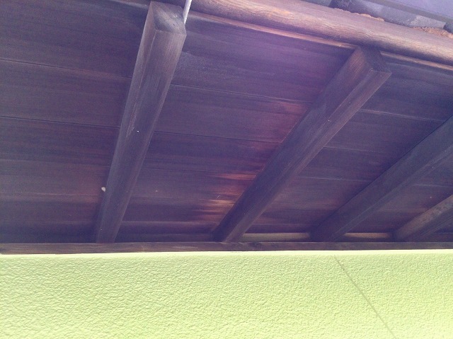 明石市の雨漏り跡が残る軒天